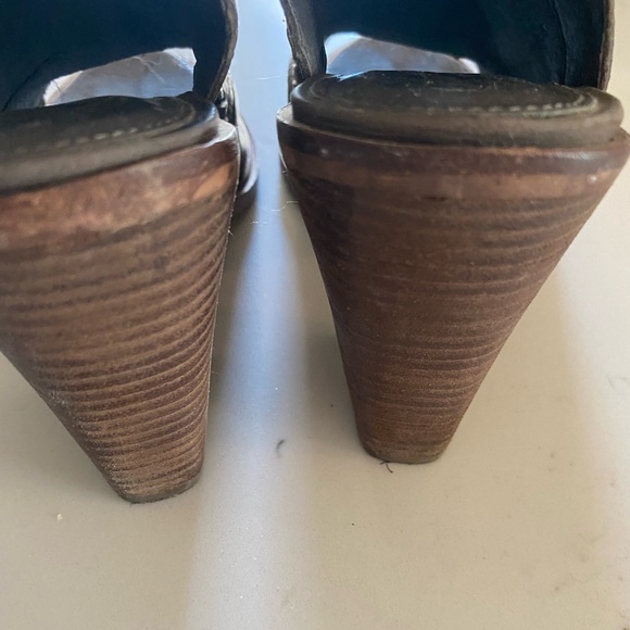 VINCE CAMUTO Women’s Dark Brown Karinta Ankle Bootie 7 - Picture 6 of 6